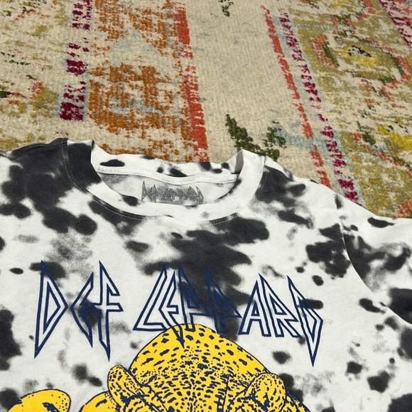 Women's Def Leppard Rock band Music Rock n Roll Crewneck Sweatshirt - Picture 3 of 7